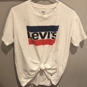 A white LEVI’S t-shirt